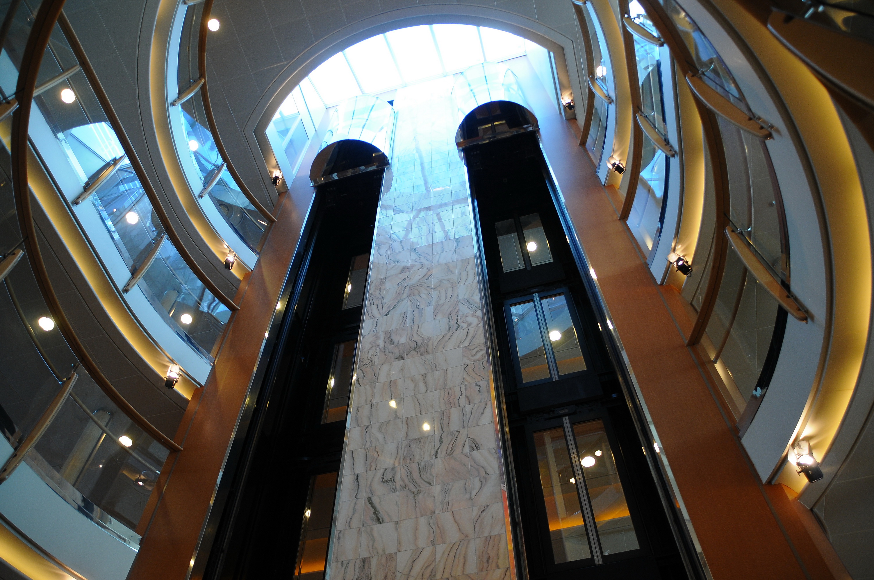 MS Midnatsol Eingangsbereich mit den Aufzügen